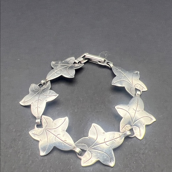 Jewelry - Elegant Silver Leaf Bracelet